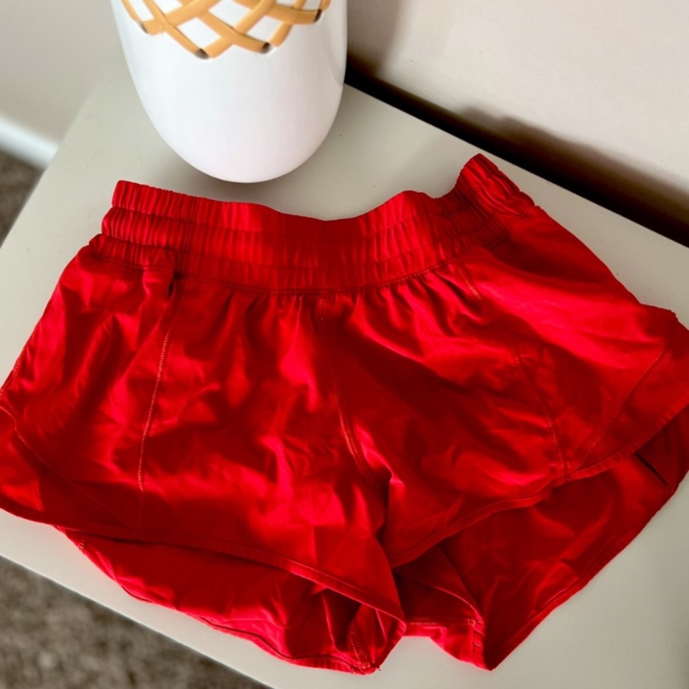 Lululemon Hottie Hot Short 2.5. Size: 4. Great condition